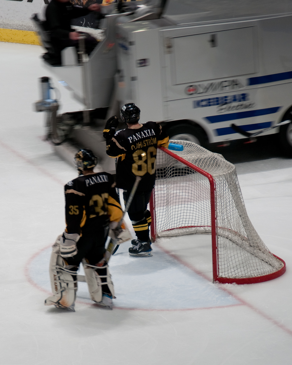 Jonatan Bjurö och Oskar Ahlström väntar på ismaskinen