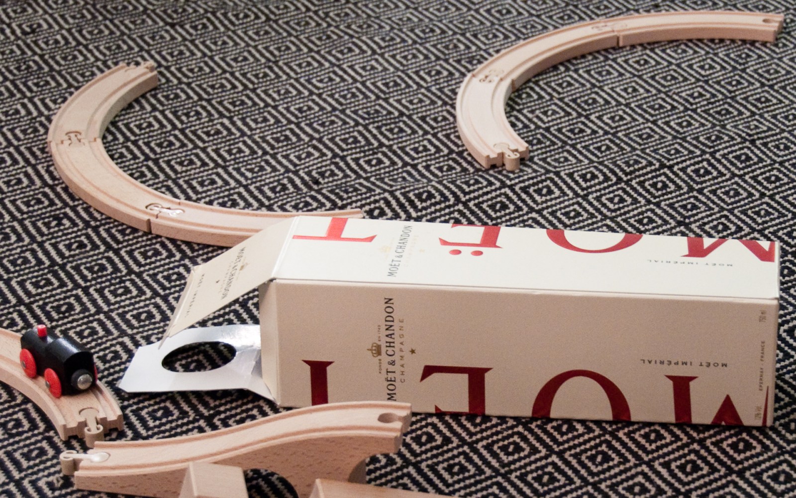 briotåg och moët-champagnekartong