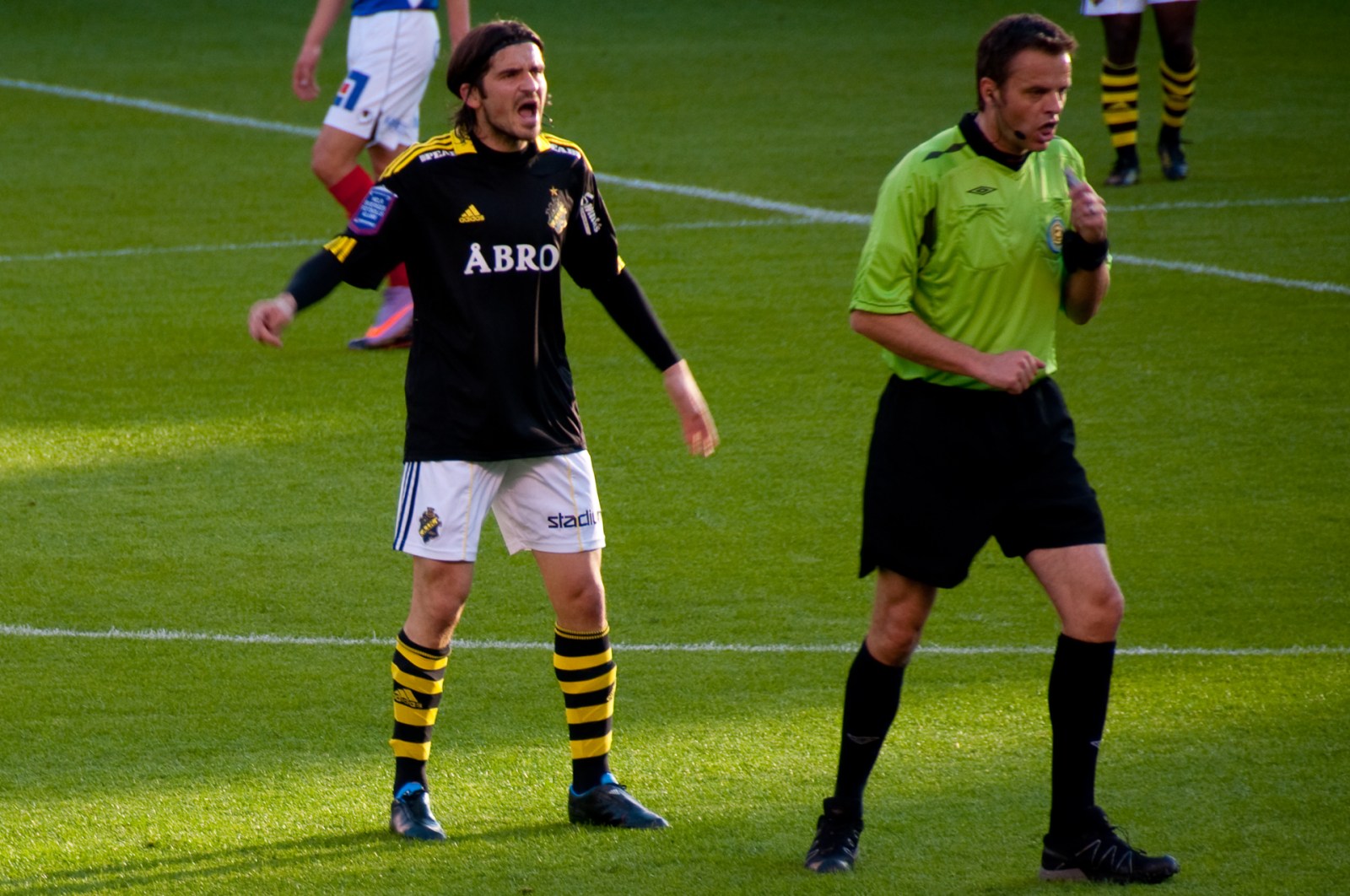 Bojan arg på domaren