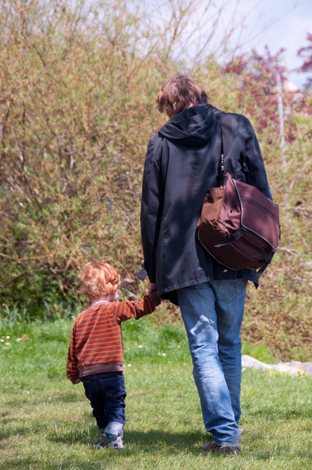 pappa son hålla handen father son holding hands