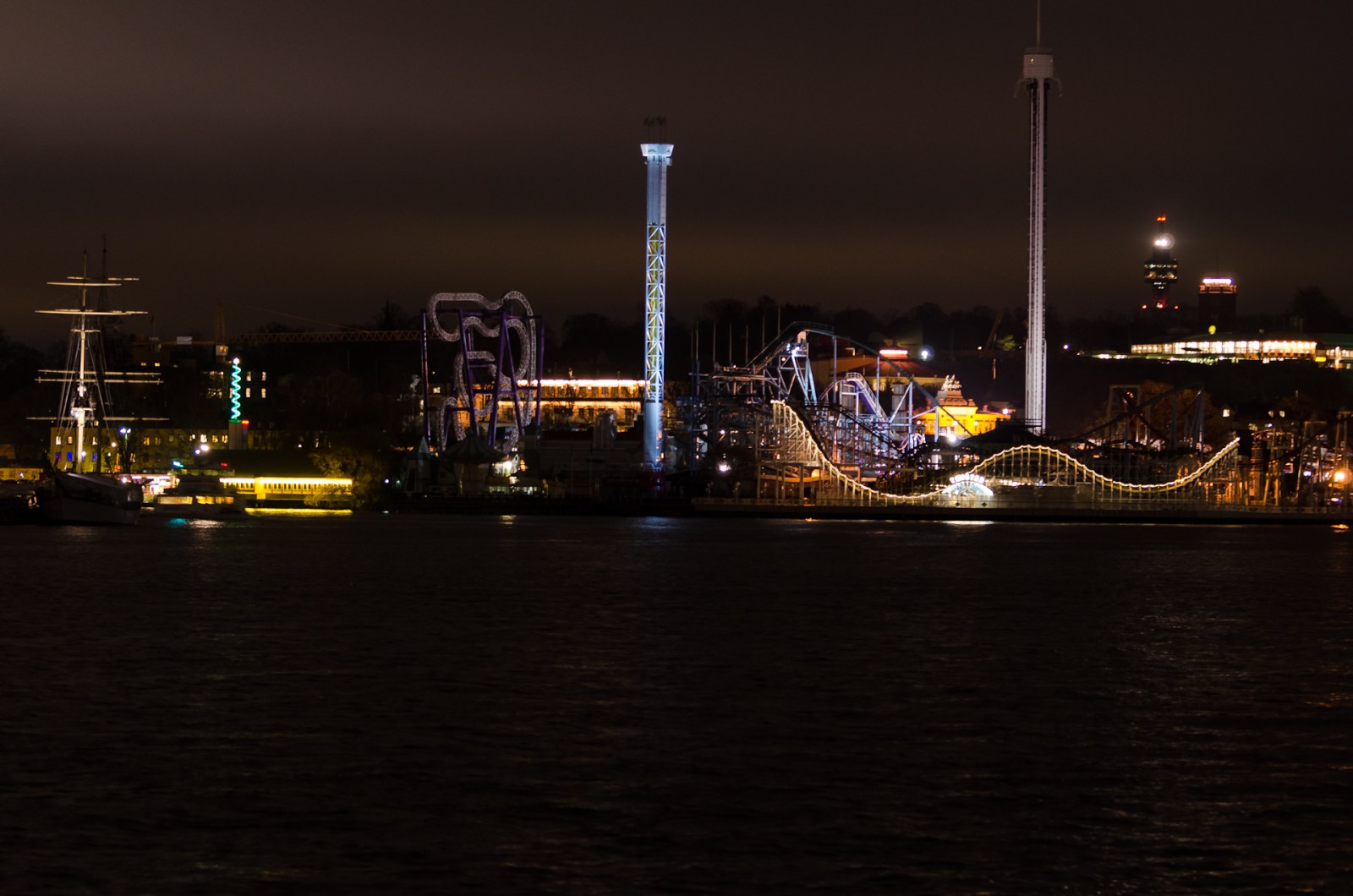 Gröna Lund - stängt men ändå snyggt upplyst, "grön el" får man förmoda