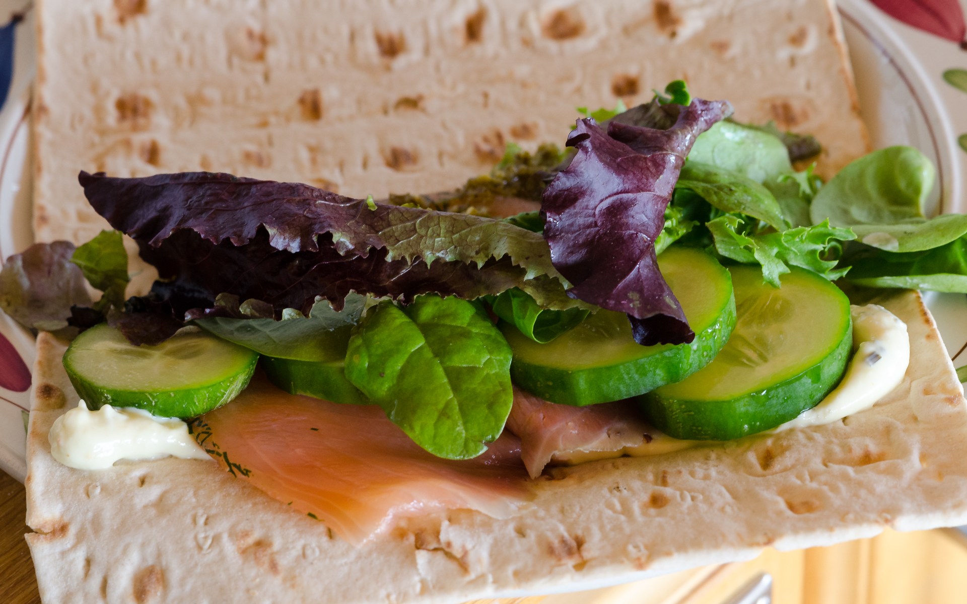 Laxsmörgås på tunnbröd